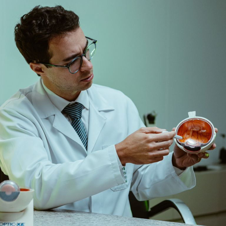 Tecnologia de microchip ocular destacada por especialistas do Hospital de Olhos do Paraná como avanço promissor contra a DMRI.